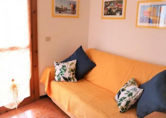 Colorful Flat With Sea View Апартаменти